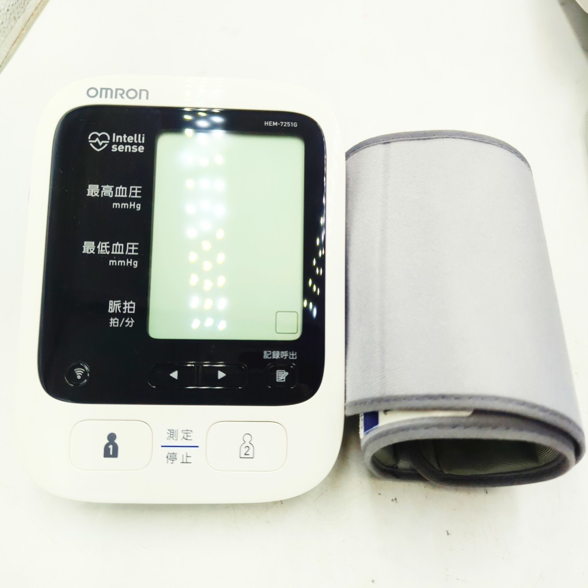 H02037 オムロン OMRON 上腕式血圧計 自動血圧計 上腕式 血圧計 HEM-7251G 健康器具 測定器_画像2
