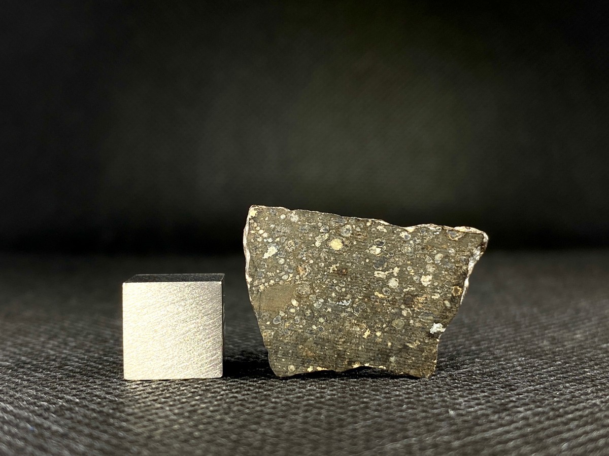CV3 炭素質 隕石 NWA10235 メテオライト 2.3g コンドライト モロッコ 天然石 宇宙由来 パワーストーン 原石 鉱物標本 スライス品の画像3