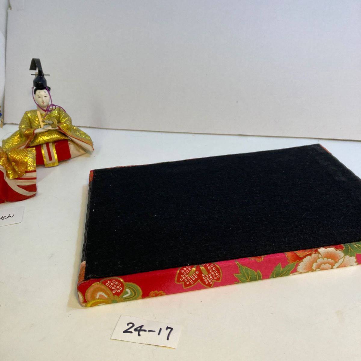 お雛様用畳台:市松黒の豪華なミニ畳、可愛致し赤花柄ヘリ　24-17