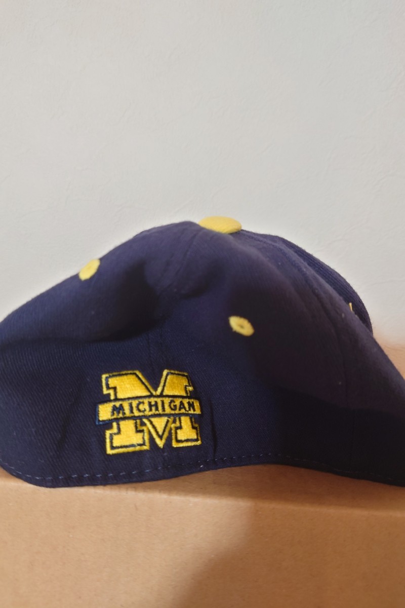 希少！現地アイテム ミシガン大学 公式 オフィシャルフレックスフィットタイプキャップ 帽子 キッズ用 52cm サイズ MICHIGAN College _画像5