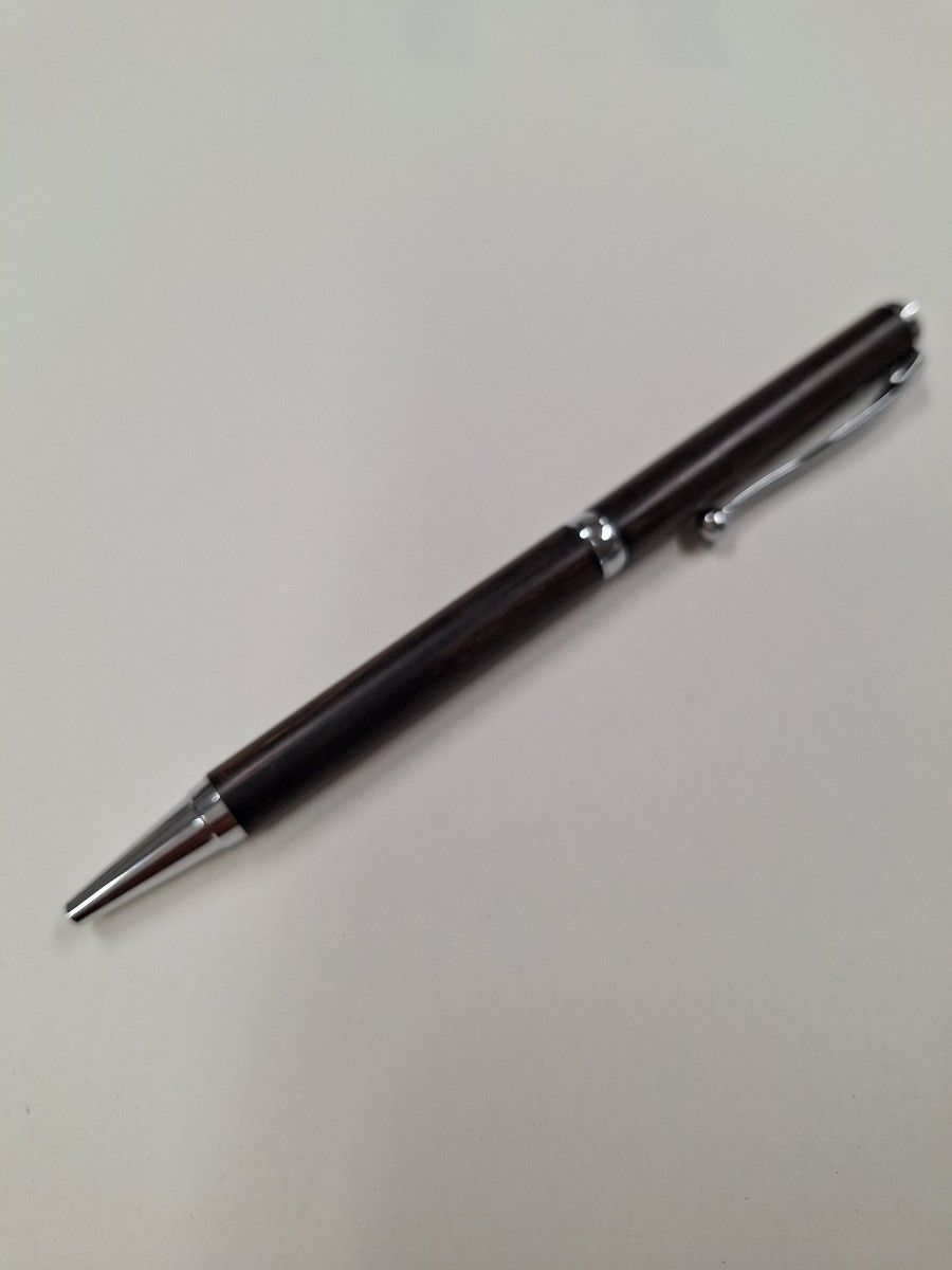 黒檀の回転式ボールペン