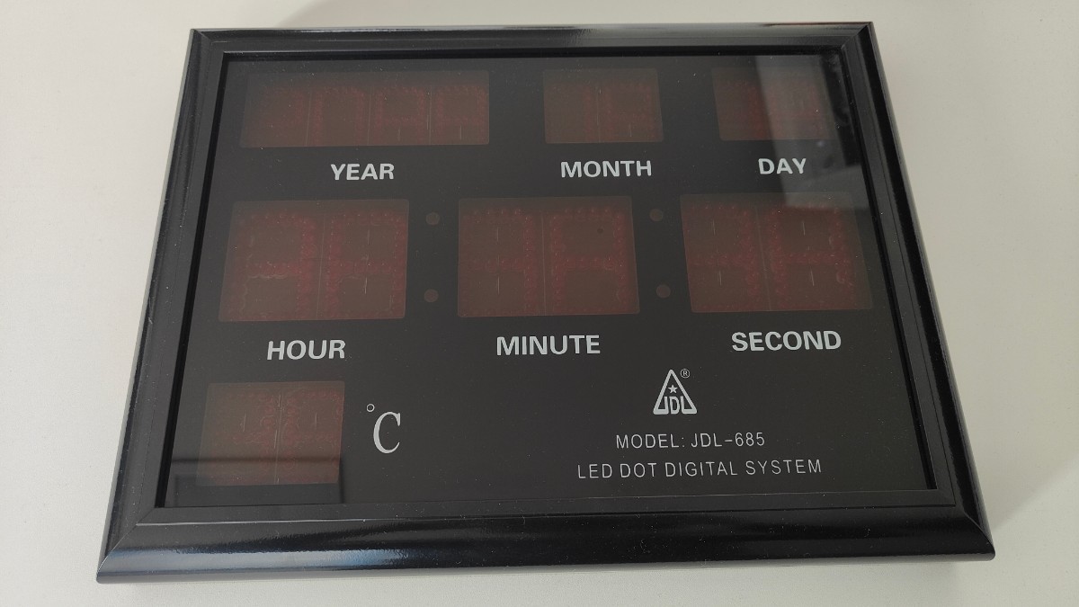 LED　壁掛け時計　デジタル　レッド　ACアダプタ電源　時計　JDL-685　カレンダークロック　赤文字　おしゃれ_画像1