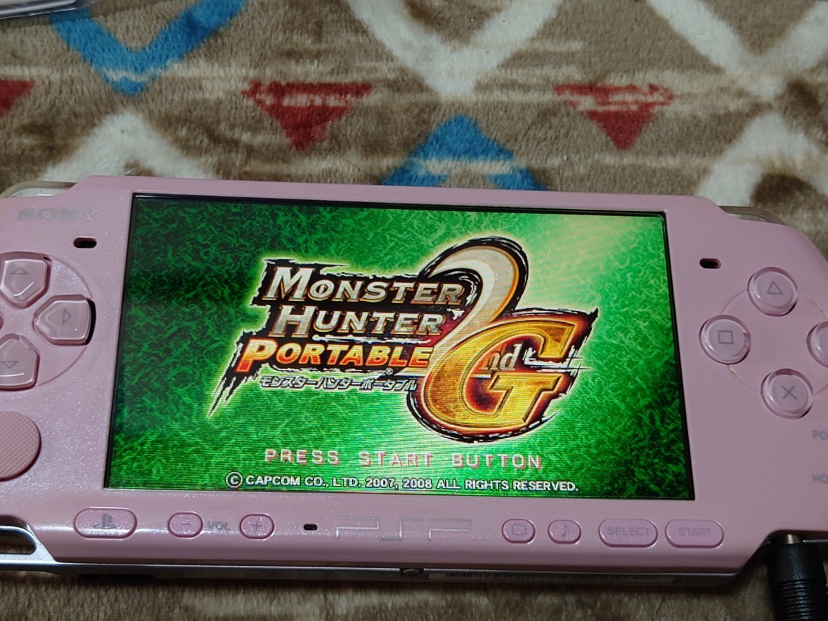 PSP 3000 本体 ピンク 本体ケース バッテリー 充電器 メモリースティック 本体説明書 モンスターハンター2G　_画像3