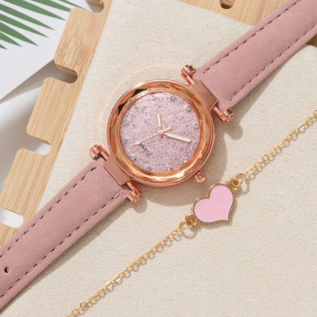 新品　ハートブレスレット付きレディース腕時計 クォーツ　ピンク　大人可愛い　フェミニン　シンプル　アクセサリー　キュート　高見え