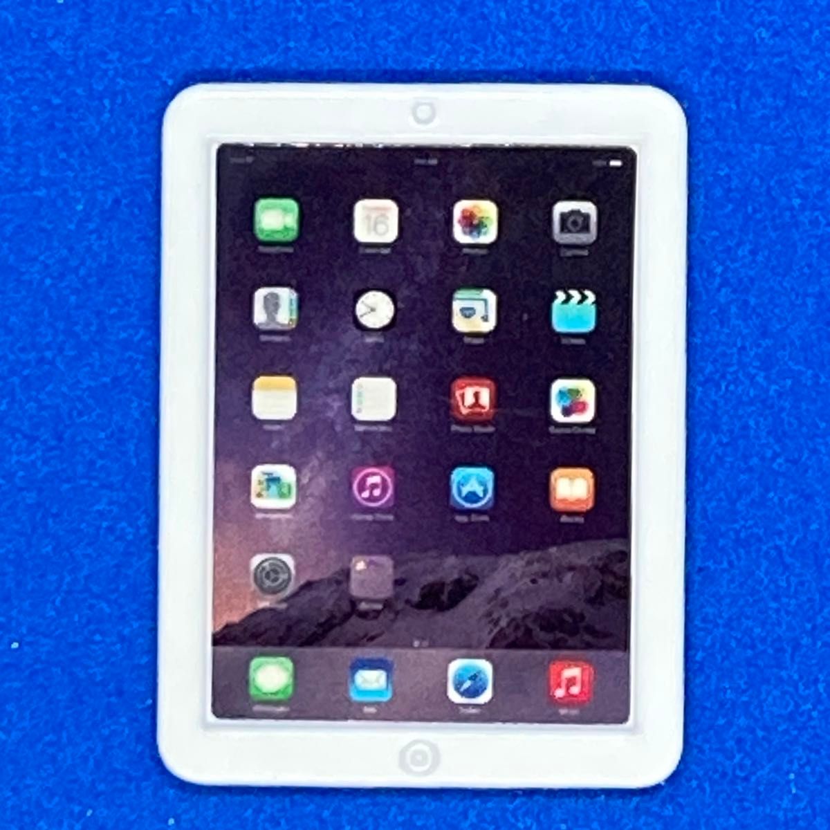新品ミニチュア金属製　iPad白　アイパッド　ドール撮影用グッズ小物　アイパッド　フィギュア　　おもちゃ　ドールハウスコレクション