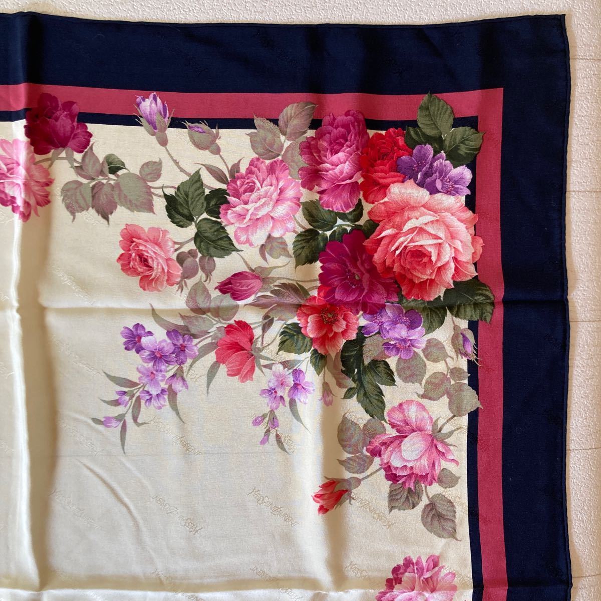 イヴサンローラン　シルクスカーフ　花柄　紺×赤系　約88×87cm_画像5