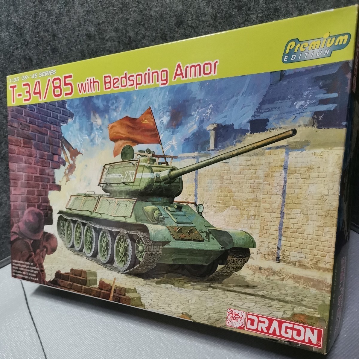 T34 /85戦車 ベッドスプリング アーマー （1/35スケール 39-45 SERIES DR6266）配送100サイズ_画像1