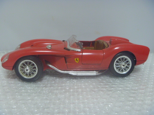 burago ブラーゴ 1957 Ferrari 250 TESTA ROSSA フェラーリ 250 テスタロッサ 1/18モデル_画像1