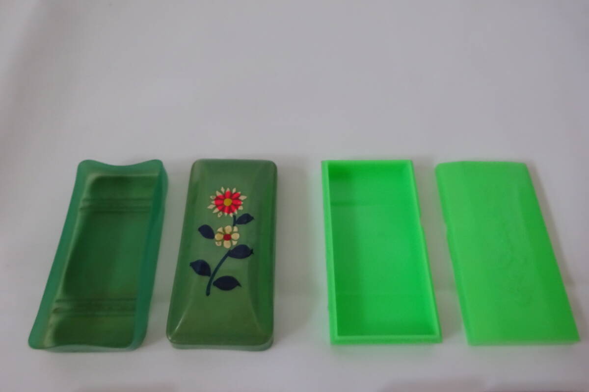  Showa Retro * antique * at that time thing [. needle work. hour * cell Lloyd . plastic. . needle inserting *. needle storage box small box ] total 4 piece *. flower green purple 