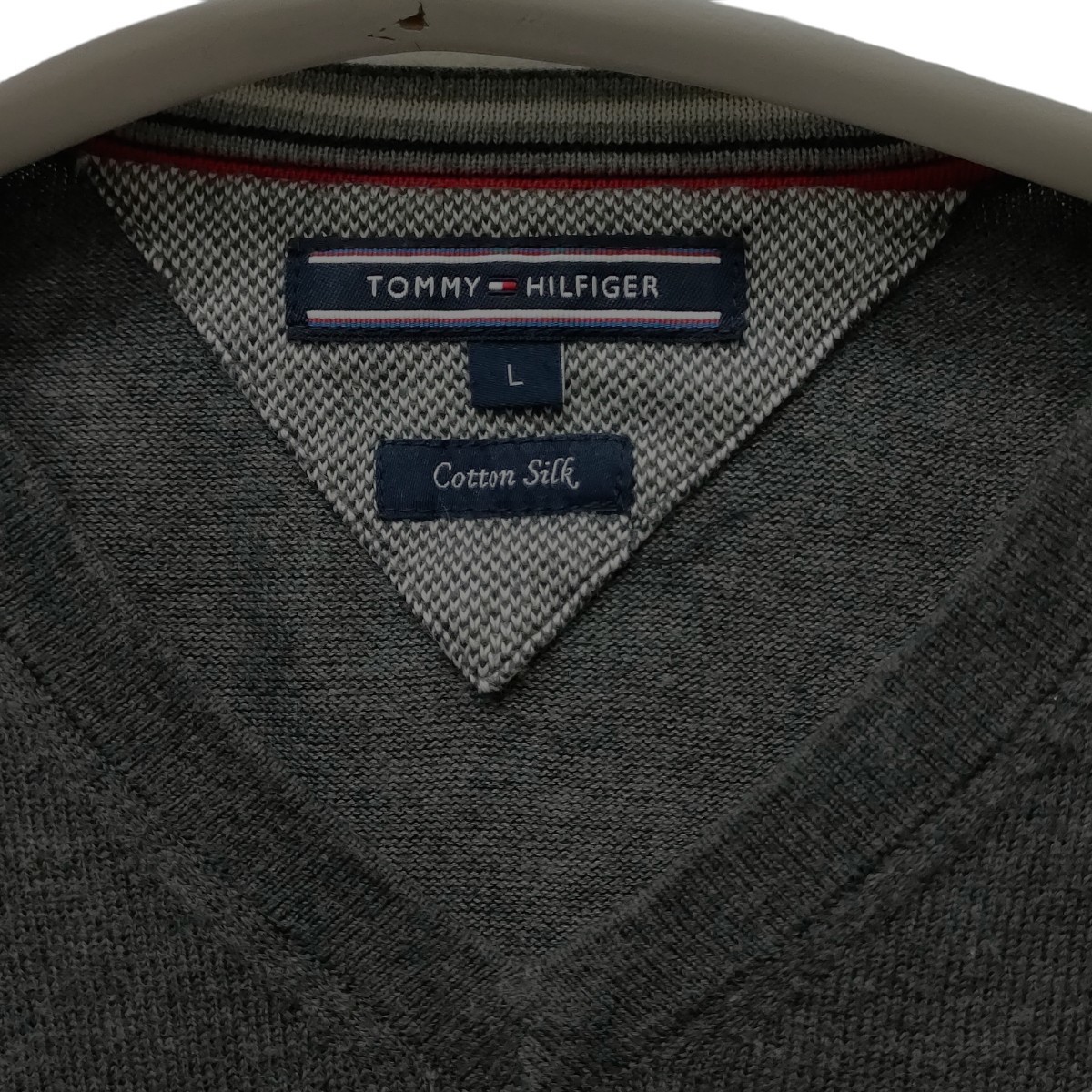 トミーヒルフィガー / TOMMY HILFIGER メンズ ニット セーター 長袖 Vネック ロゴ刺繍 コットン×シルク グレー I-3548_画像3