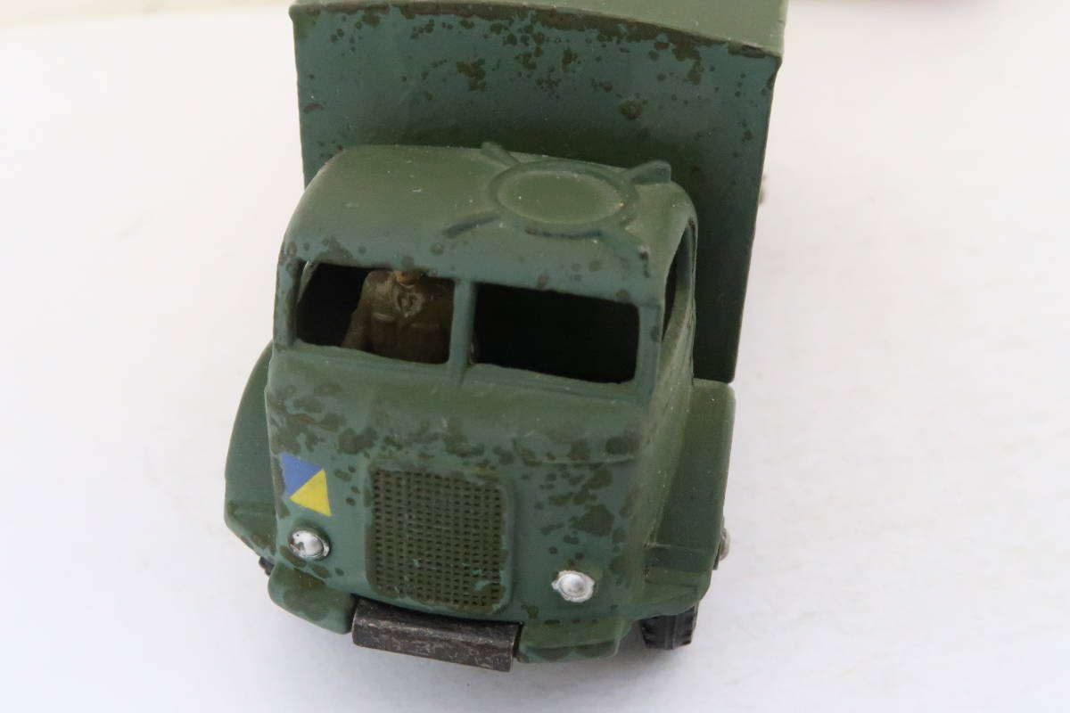 DINKY MILITARY AMBULANCE 軍用救急車 箱付(傷み) 難有 イギリス製 約11cm ニレレ_かなり汚れ、色ヌケ？