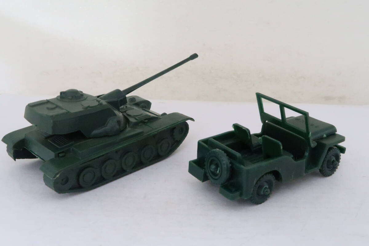 BONUX JEEP AMX ジープ 戦車 軍用 箱無 2台 フランス製 プラスチック製 ヨコ_画像2