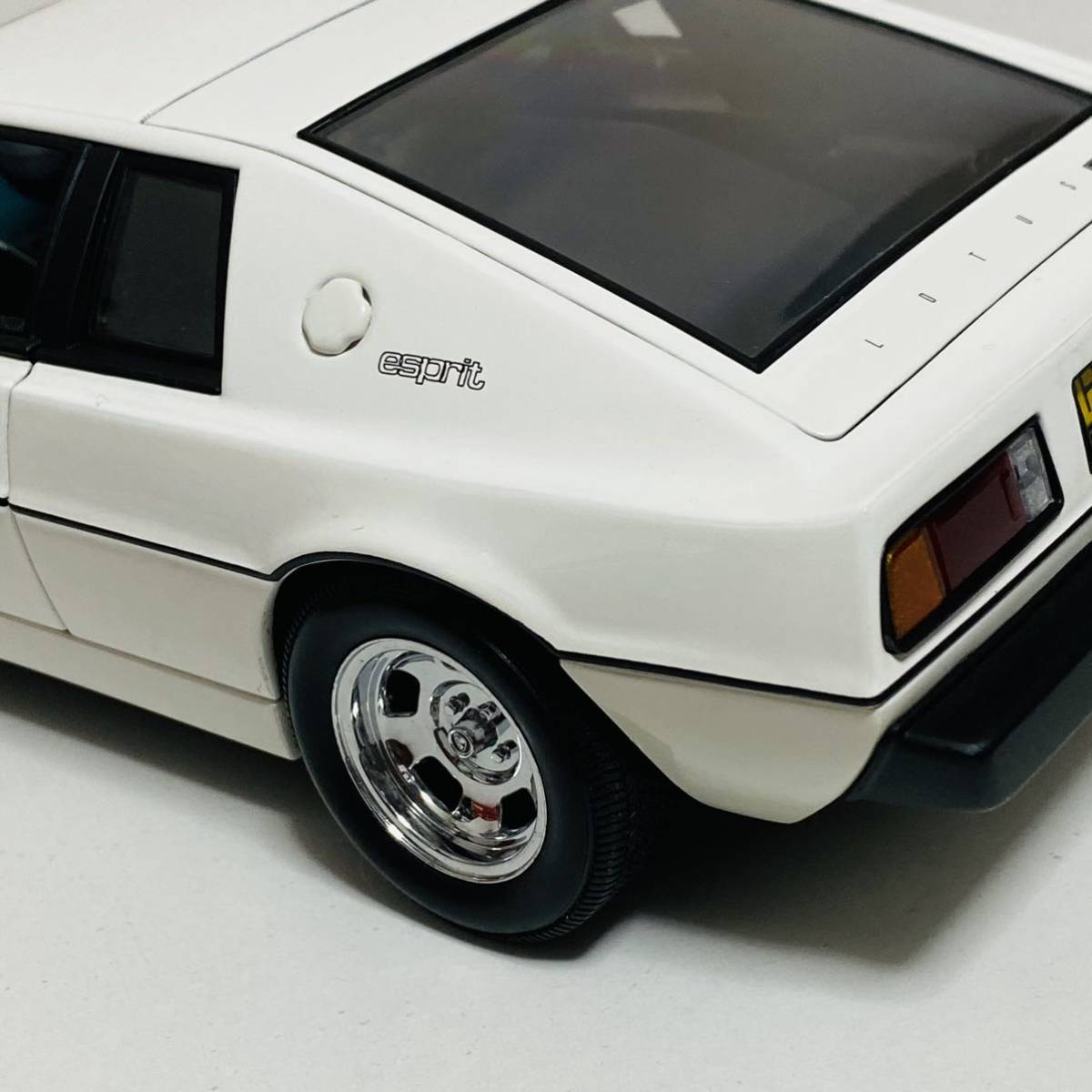 【中古品】AUTOart オートアート 1/18 LOTUS Esprit ロータス エスプリ 007 The Spy Who Loved Me 私を愛したスパイ ミニカー モデルカー_画像7