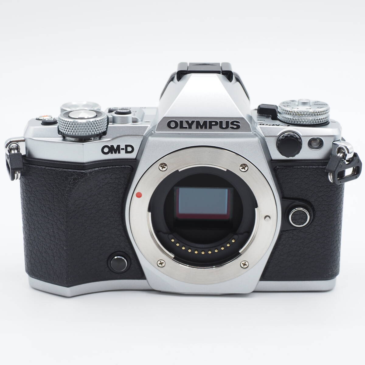 ★ショット数わずか741回・新品級★ OLYMPUS オリンパス ミラーレス OM-D E-M5 MarkII ボディー シルバー #1968_画像2