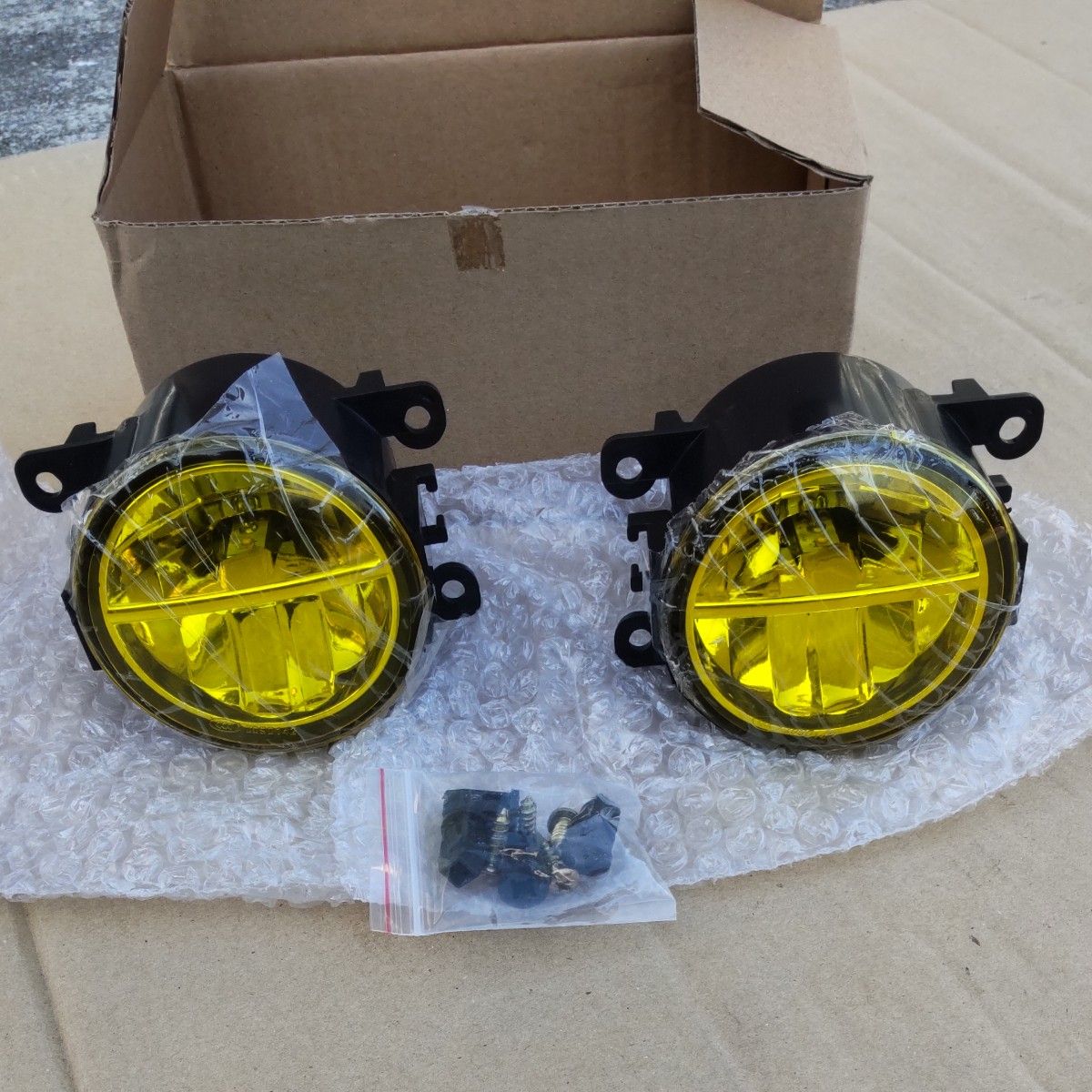 イエロー LEDフォグランプ　未使用品　トヨタ対応汎用サイズ　 黄色　 左右セット