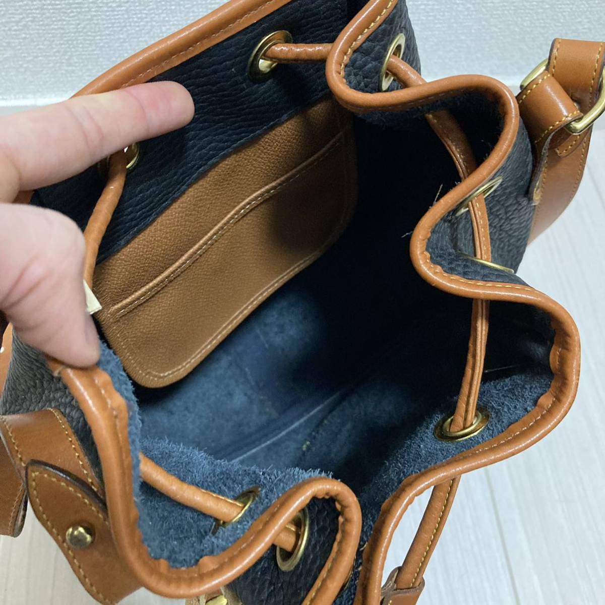 希少 DOONEY&BOURKE メンズ レディース 斜め掛け ショルダーバッグ 巾着バッグ 黒 ブラック ブラウン 本革 レザー アメリカ製 ブランド_画像4