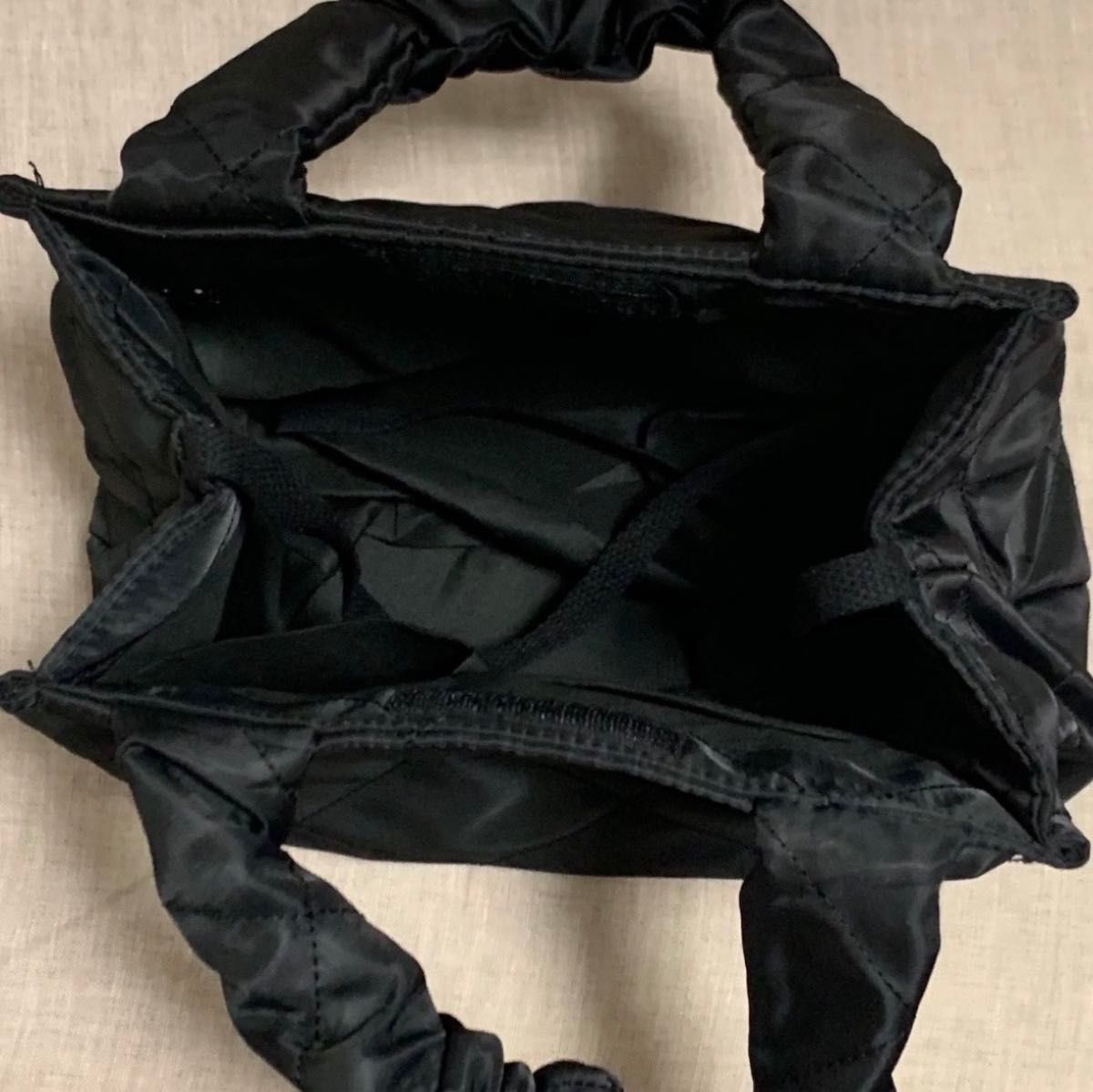 キルティング ミニトートバッグ マチあり レディース 鞄 黒 人気 綺麗 ギャザーハンドル ギャザーバッグ 新品未使用 旅行