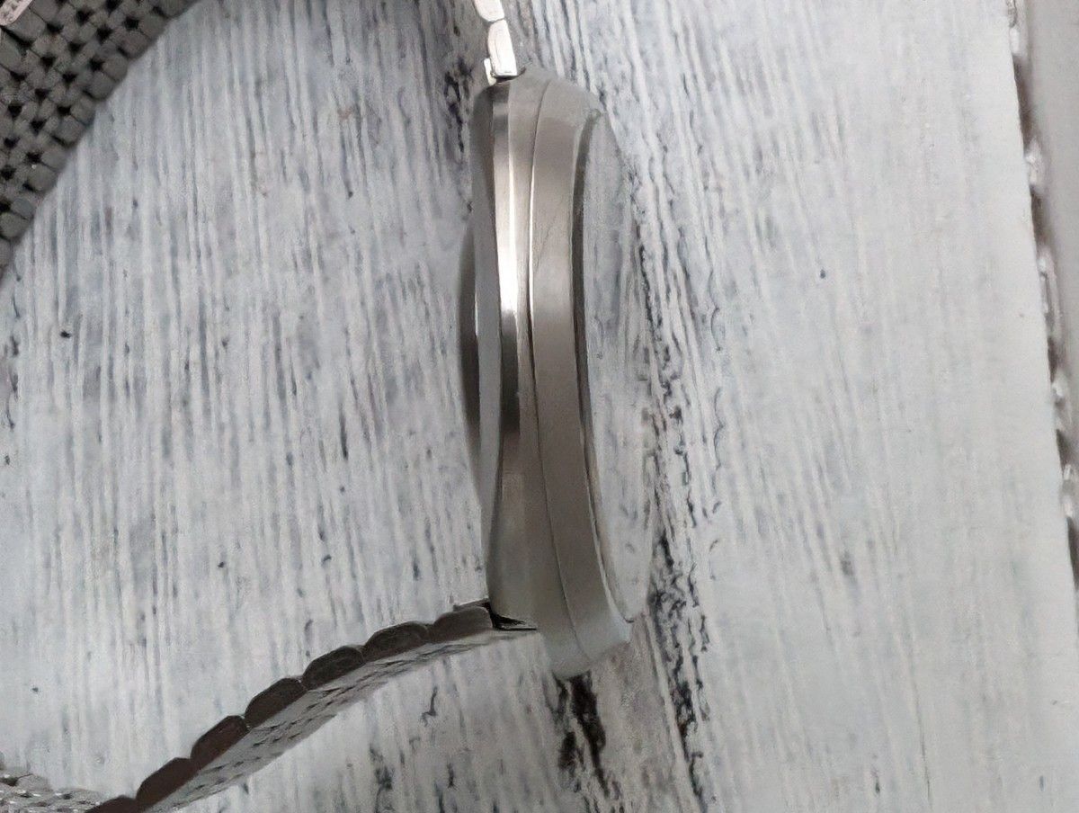 SEIKO セイコー 腕時計 アンティーク QUARTZ　エンブレム　　不動　ジャンク　部品取りに　ネイビー文字盤　メンズ　
