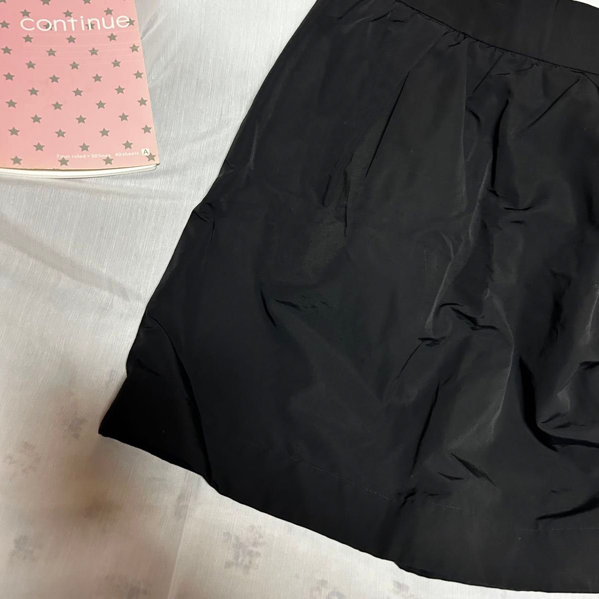 【ル メランジュ】 美品 膝丈スカートM 黒 サイドチャック 光沢 バルーン ブラック スカート