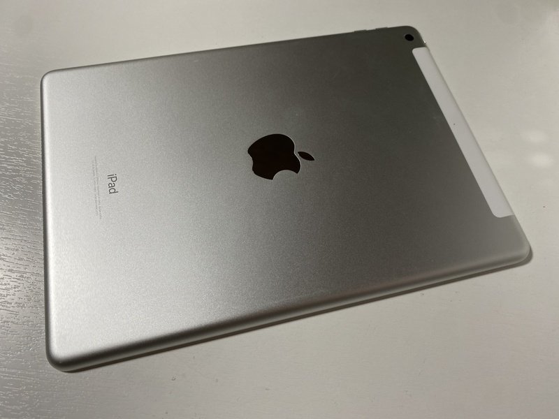 IE648 SIMフリー iPad (6th generation) 32GB Wi-Fi+Cellular シルバー ロックOFF ジャンク_画像2