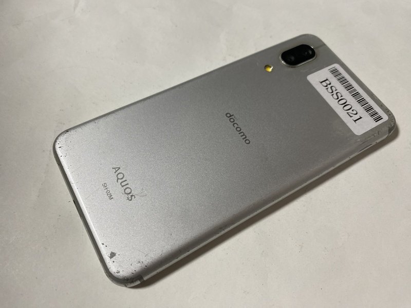 IF172 docomo SH-02M 64GB シルバーホワイト ジャンク_画像2