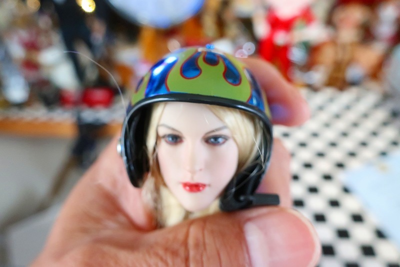 激レア 1/6 フィギュア用 ヘルメット オートバイ バイク メタリックブルー イエローフレイム柄 の画像3