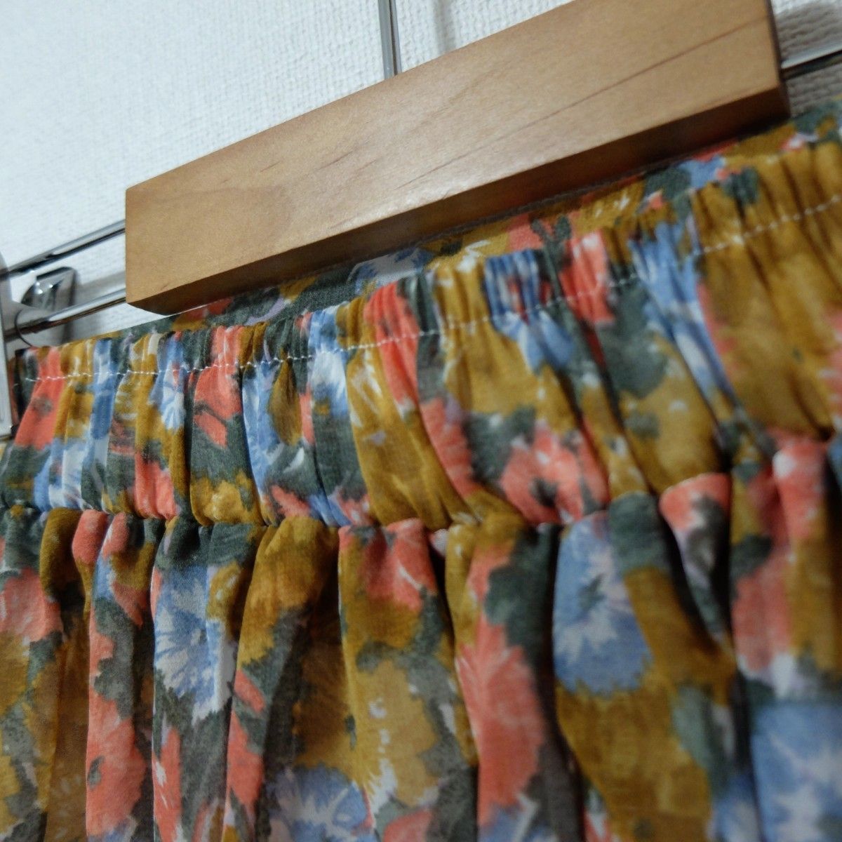 【新品未使用品】Aラインスカート　可愛いデイジー柄　油絵風　花柄