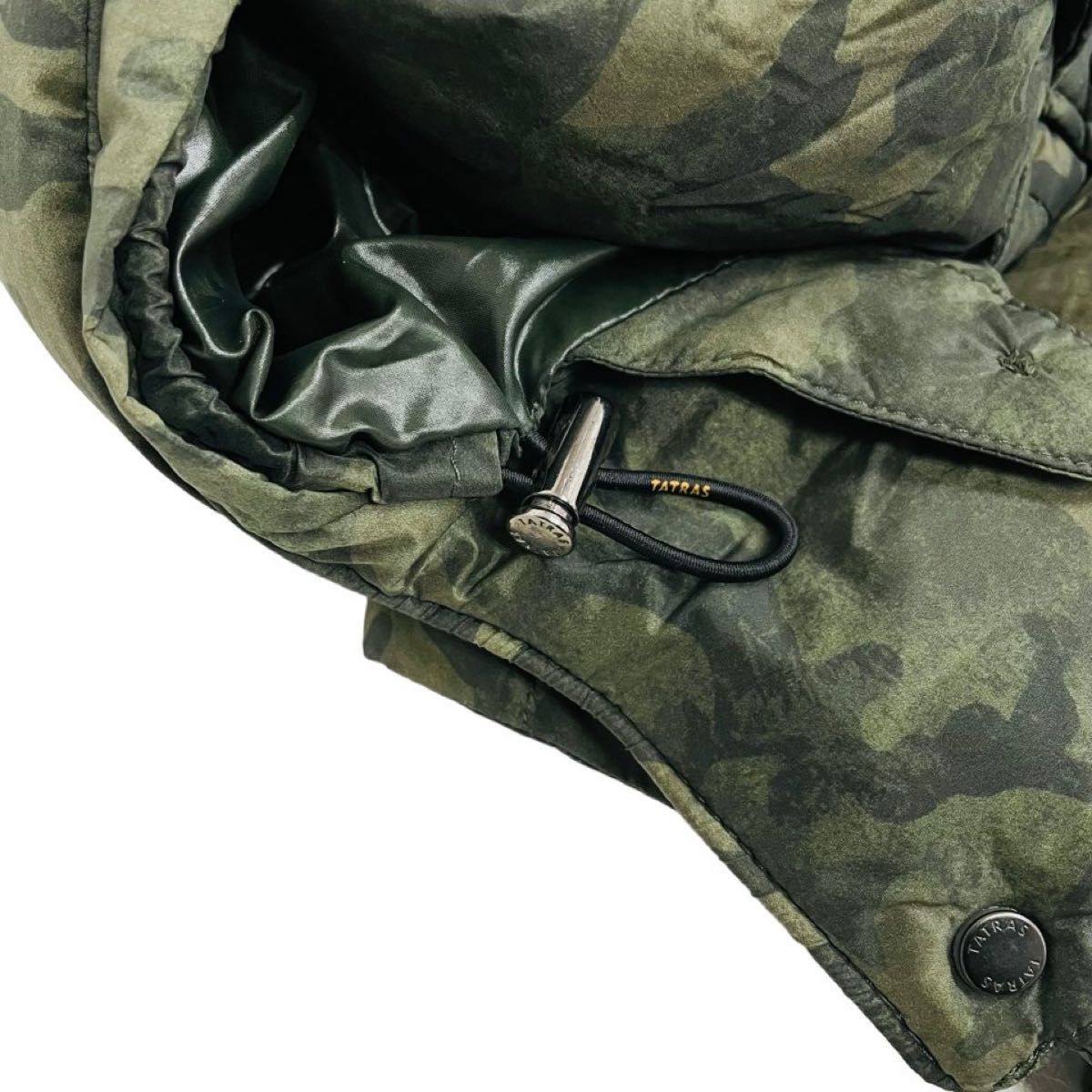 美品】TATRAS タトラス ダウンベスト 迷彩 カモフラ フード付き 美品】TATRAS タトラス ダウンベスト 迷彩 カモフラ フード付き