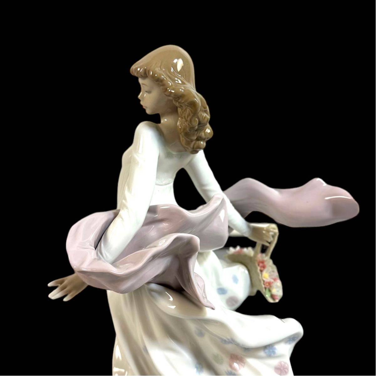 美品 リヤドロ LLADRO 春の光の中で 陶器 置物 フィギュリン 7636 美品 リヤドロ LLADRO 春の光の中で 陶器 置物 フィギュリン 7636
