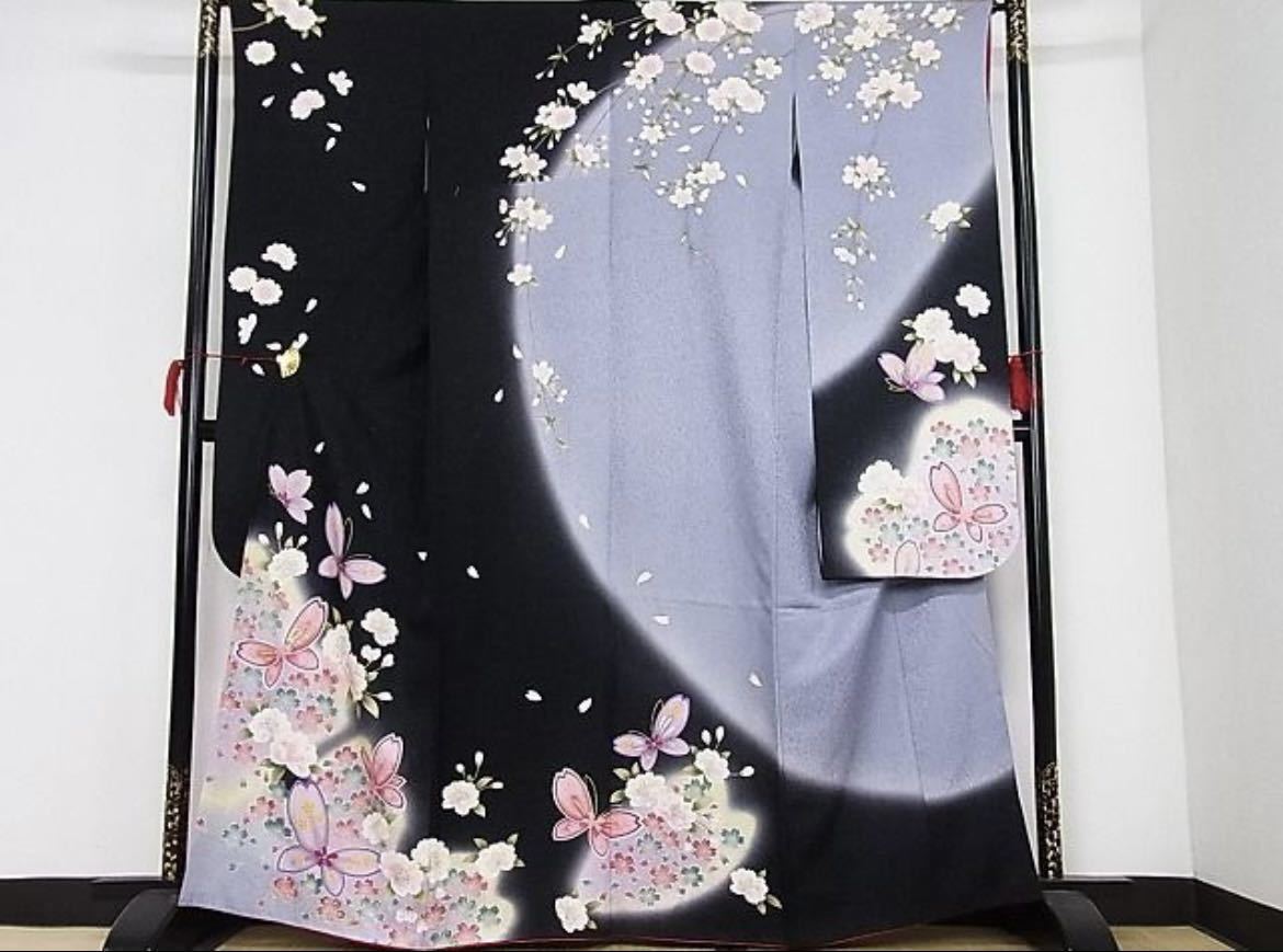 豪華振袖　駒刺繍　花蝶文　暈し染　黒地　金彩　銀通し地　着丈162.5cm　裄丈65cm　正絹