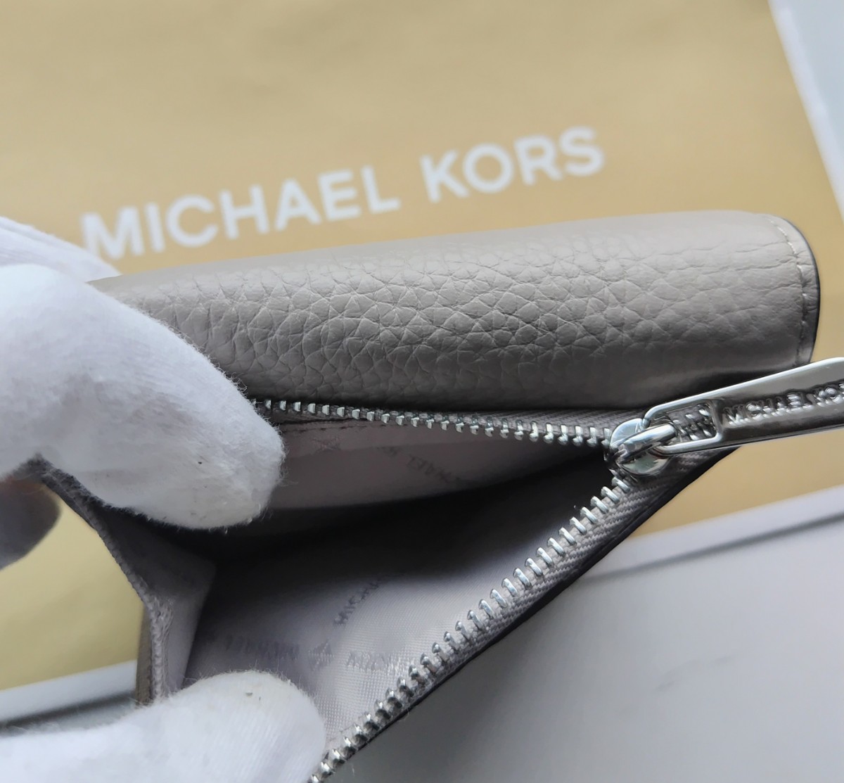 【新品】MICHAEL KORS　マイケルコース　折財布　パールグレー