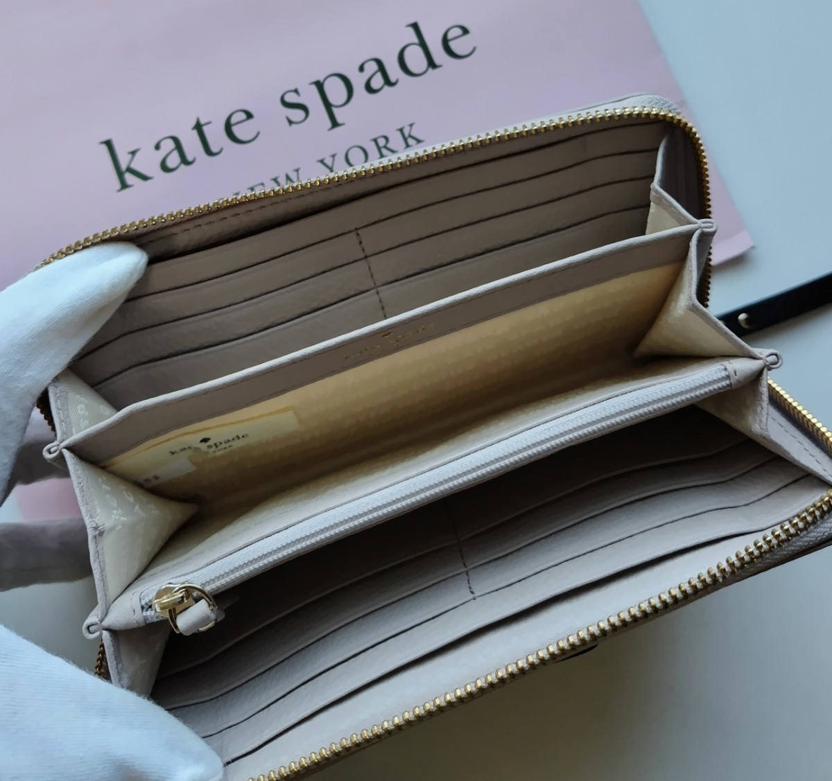 【新品】kate spade　長財布　ラウンドジップ　無地　ケイトスペード