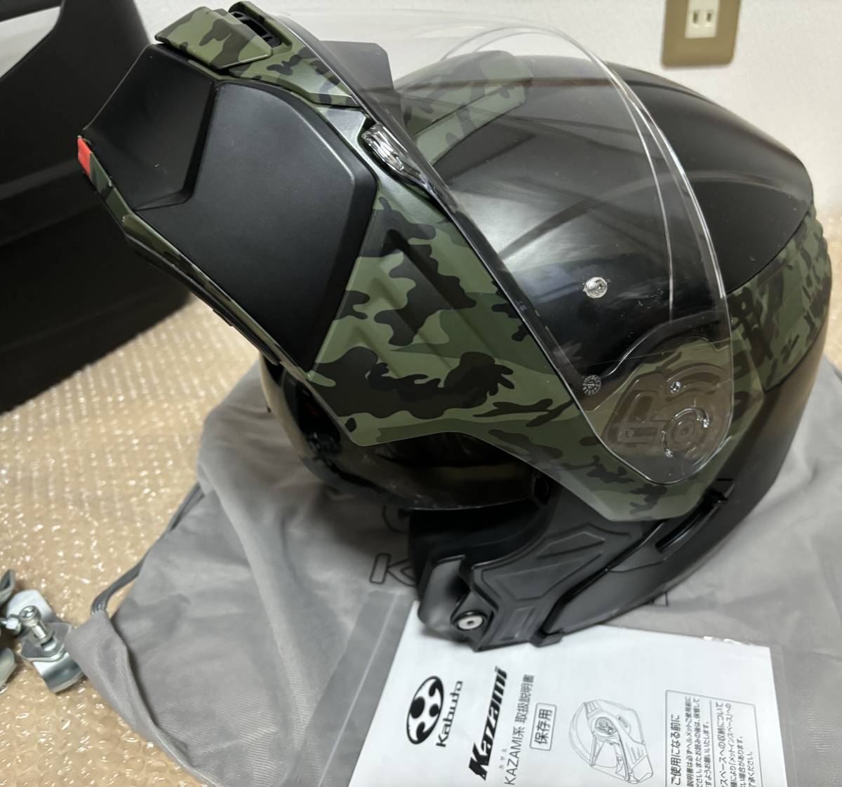 OGKカブト　インナーサンシェード付きシステムヘルメット　KAZAMI CAMO+GIVI ジビ トップケース モノロックケース B32N BOLD_画像4