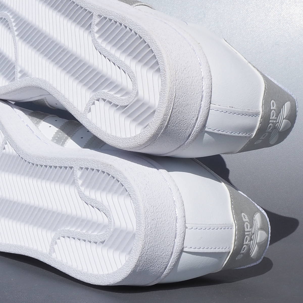 デッド!! US 8 1/2 /26.5cm 新品 2021年 adidas Originals スーパースター 白x銀 銀ベロ 天然皮革 スニーカー_画像7