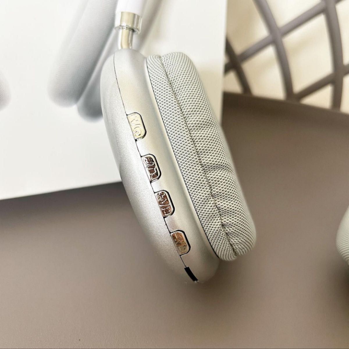 ワイヤレスヘッドホン Apple AirPods Max風なシルバー ワイヤレスヘッドホン Apple AirPods Max風なシルバー