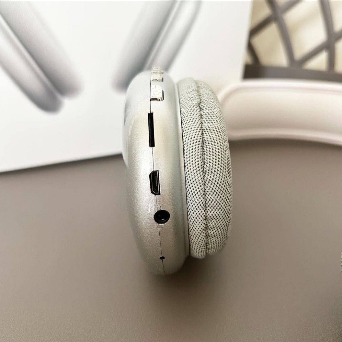 ワイヤレスヘッドホン Apple AirPods Max風なシルバー ワイヤレスヘッドホン Apple AirPods Max風なシルバー