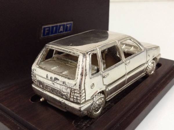 FIAT UNO フィアット 初代 ウーノ 5ドア 前期型 1985年~1989年式 1/43 約8.5cm 193g 金属製 ミニカー ノベルティ 非売品 送料￥510_中古品ですスレキズがあります。