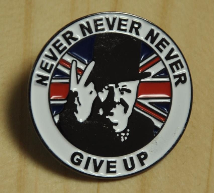 B品 英国 インポート Pins ピンズ ピンバッジ ラペルピン NEVER NEVER NEVER GIVE UP Winston Churchill チャーチル イギリス UK 571Bの画像1