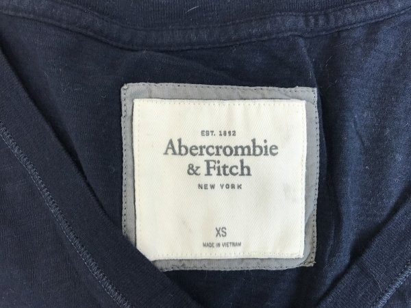 Abercrombie & Fitch アバクロ レディース Vネック ワンポイント刺繍 半袖Tシャツ 小さいサイズ XS 紺_画像2