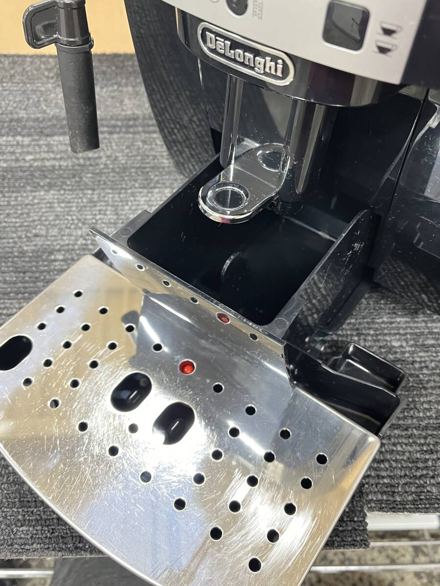 【ジャンク】DeLonghi デロンギ コンパクト全自動エスプレッソマシン マグニフィカS ECAM22110B ブラック 家庭用 卓上タイプ_画像2