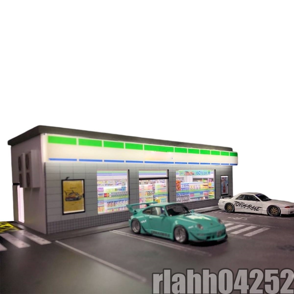 特売★G-FANS 1:64 dioramas、LEDライト付き7-11/familymartストアとパーキングスロット_画像1