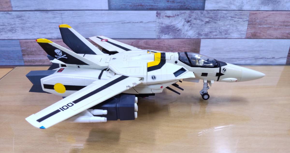 やまと 1/48 VF-1S ロイ・フォッカー機 - 変形OK・ポーズ やまと 1/48 VF-1S ロイ・フォッカー機 - 変形OK・ポーズ