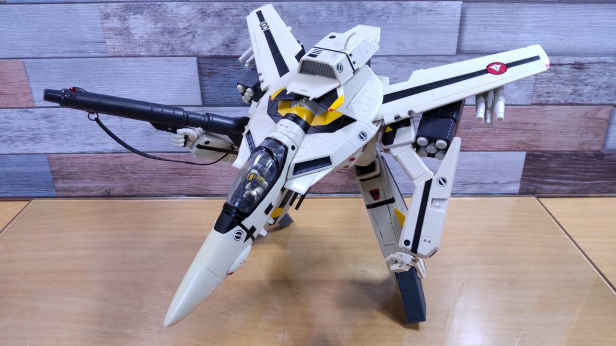 やまと 1/48 VF-1S ロイ・フォッカー機 - 変形OK・ポーズ やまと 1/48 VF-1S ロイ・フォッカー機 - 変形OK・ポーズ