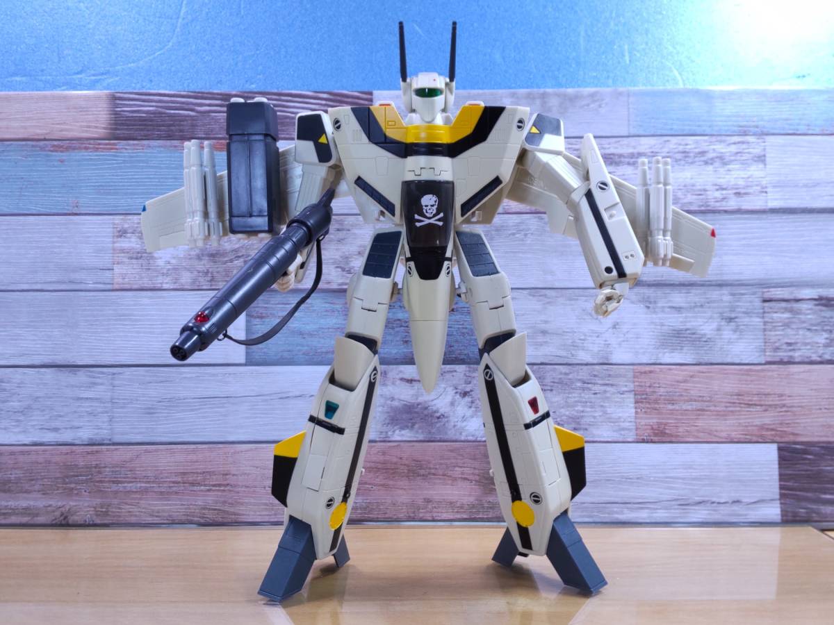 やまと 1/48 VF-1S ロイ・フォッカー機 - 変形OK・ポーズ やまと 1/48 VF-1S ロイ・フォッカー機 - 変形OK・ポーズ