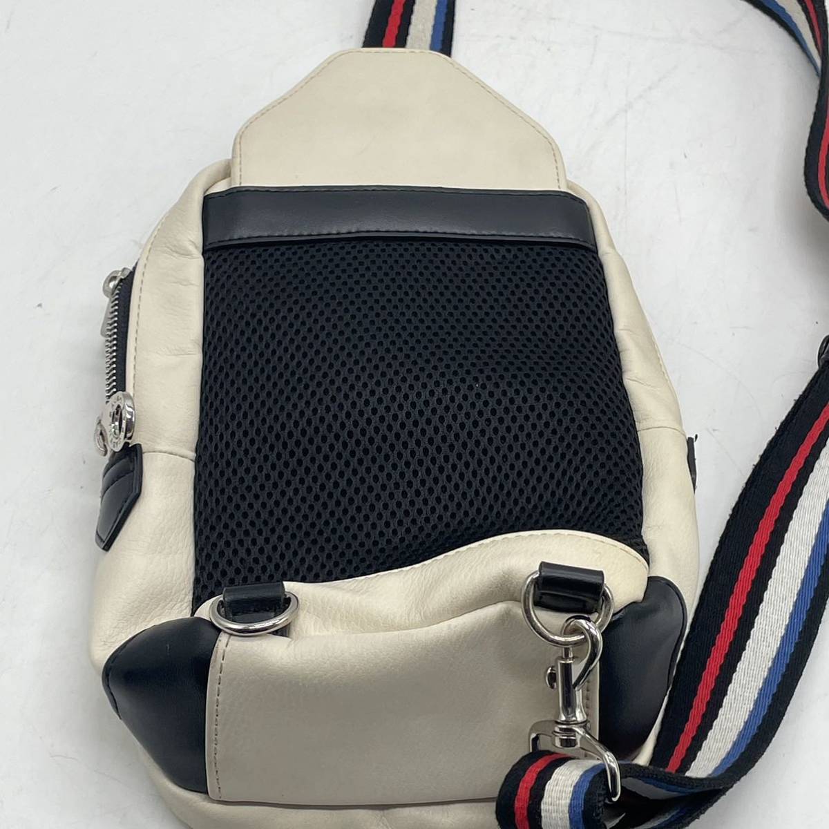 ⑥*BN3465*CASTELBAJAC Castelbajac Logo вышивка Cross корпус сумка на плечо сумка "почтальонка" белый 