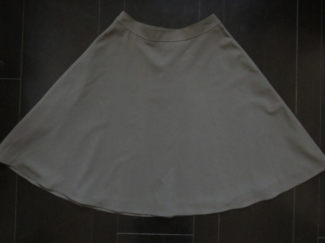 ■上質美品【INDIVI 】インディヴィ高級日本製フレアースカート9号Mカーキ色 b583_画像1