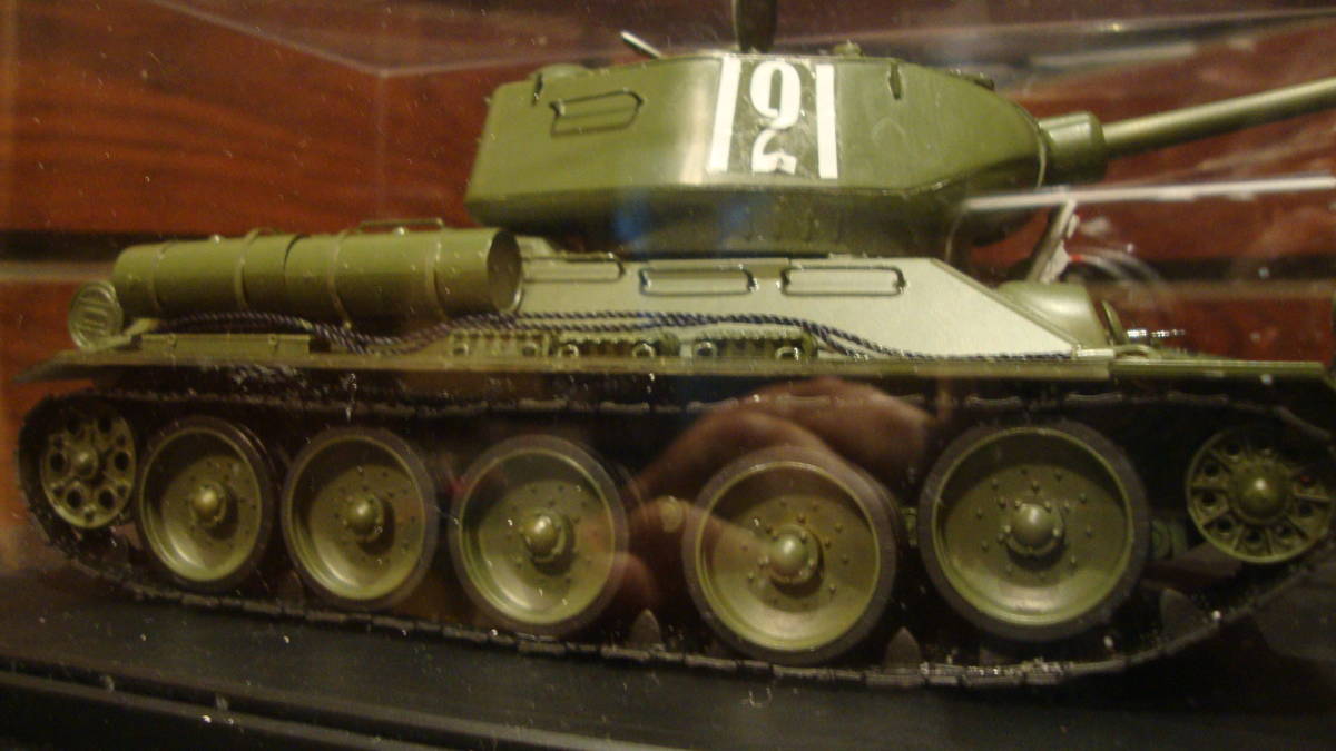 完成品　リアル　カットモデル　兵隊も　1/35 ドラゴン T-34/85 1944年型 戦車 ソビエト軍 ソ連_画像3
