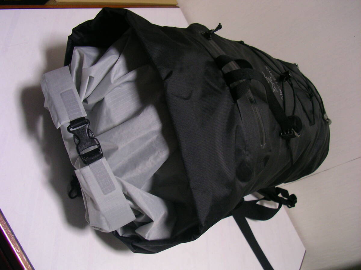 未使用！正規本物 アークテリクス ARC'TERYX アルファ ALPHA FL 30 backpack バックパック リュック ザック 黒 登山アルパインクライミング_画像9