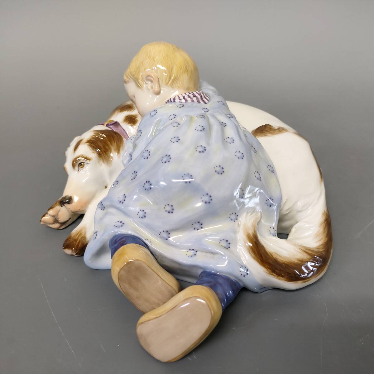 a118【Meissen マイセン】犬と眠る子供 ヘンチェル人形 大型犬 フィギュリン 子供シリーズ 陶磁器人形 西洋工芸 置物 犬にもたれ眠る子供_画像6