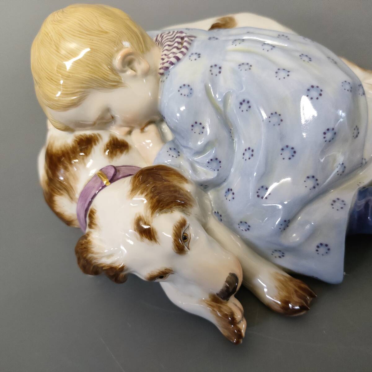 a118【Meissen マイセン】犬と眠る子供 ヘンチェル人形 大型犬 フィギュリン 子供シリーズ 陶磁器人形 西洋工芸 置物 犬にもたれ眠る子供_画像8